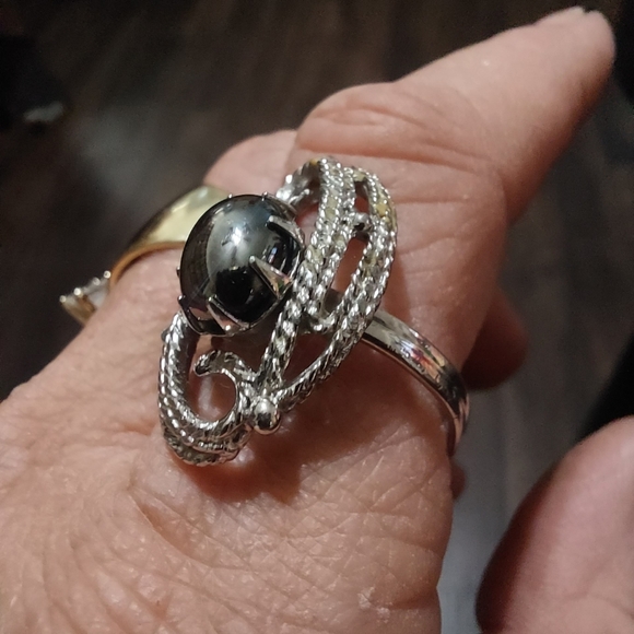 Beautiful Silver Ring - Picture 2 of 6